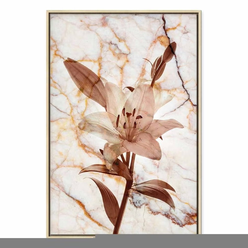 Elegance of a flower – naturfärgad ram. En ljus liljeliknande blomma och tunna, rostbruna blad återges mot en ljus marmorerad bakgrund.