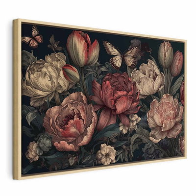 Flowers on a turquoise – naturfärgad ram. Rosa, crèmefärgade och röda blommor med gröna blad omger en fjäril mot en mörk bakgrund.