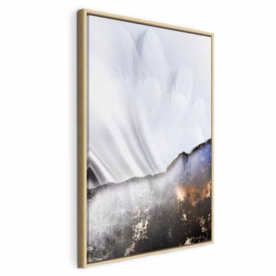 Guardian angel vertical – naturfärgad ram. En stor vit fjäderliknande form med mjuka veck möter en mörk, brungrå och guldfärgad kant nedtill.