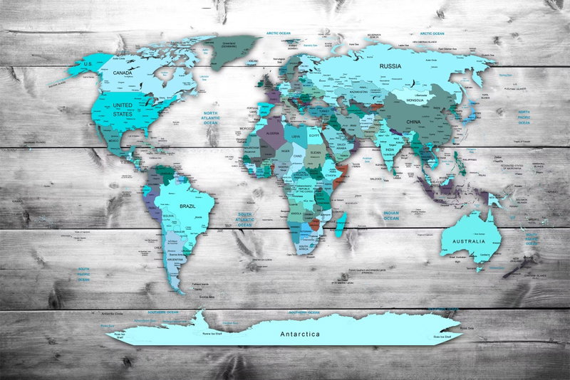 Blue continents: Turkosa och grå kontinenter ligger över en bakgrund som föreställer ljusa, horisontella träplankor.