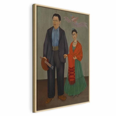 Frida kahlo frida and diego – naturfärgad ram. En man i mörk kostym och en kvinna i grön kjol och röd sjal står tillsammans mot en dämpad bakgrund.