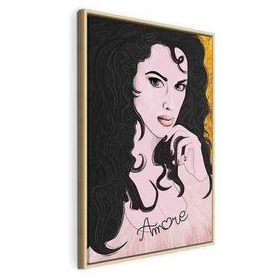 Amore mio vertical – naturfärgad ram. En kvinna med långt svart hår och markerade ögon återges mot rosa med en gul kant och handskriftsliknande text.