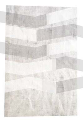 Chiaroscuro vertical – motivvy. Vita och gråbeige, vinklade band bildar ett stillsamt mönster över en ljus, stenliknande bakgrund.