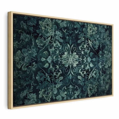 Oriental pattern carpet – naturfärgad ram. Ett tätt blom- och bladornament i dämpat blågrönt ligger över en mycket mörk botten.