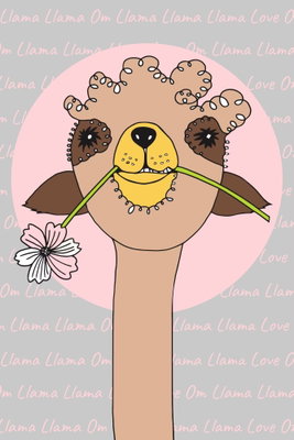 Happy llama vertical – motivvy. Ett ljusbrunt lamahuvud med blomkrans håller en vit blomma mot en rosa och grå typografisk bakgrund.