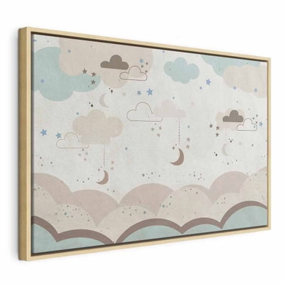 Cloudy night sky moons in – naturfärgad ram. Små månskäror, stjärnor och regndroppar ligger mellan blågrå och beige moln över rundade pastellkullar.