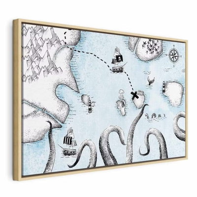 Treasure map wide – naturfärgad ram. Två segelfartyg, öar, en kompassros och en skattkista ligger på en ljusblå, rutad karta. Stora slingrande tentakler och små havsdetaljer ger illustrationen ett fantasifullt uttryck.
