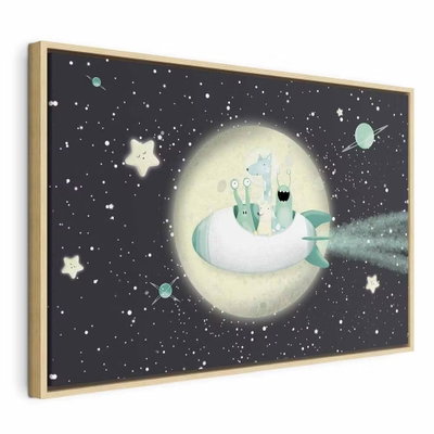 Rocket crew wide – naturfärgad ram. Små illustrerade figurer sitter vid en ljus måne bland stjärnor och planeter på mörk botten.