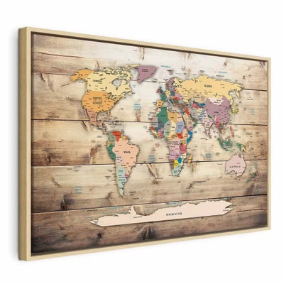 World map colourful – naturfärgad ram. Länder i milda pastellfärger ligger över en tryckt bakgrund av horisontella bruna träplankor.