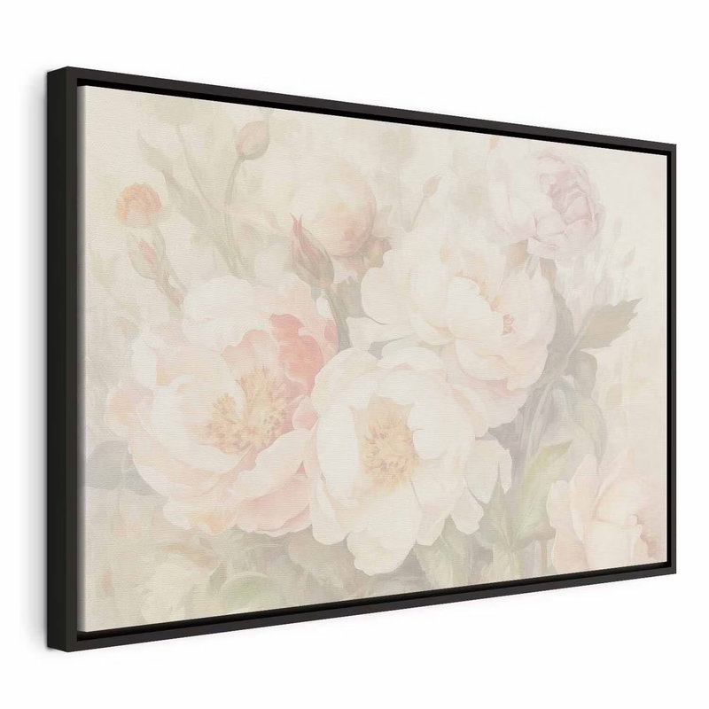 Peonies in the mist – svart ram. Ljusa pioner i crème och blekt rosa ligger tätt mot en mjukt grågrön bakgrund.
