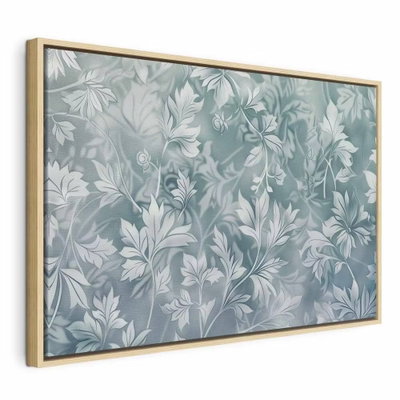 Ornaments in worn muted – naturfärgad ram. Vita och ljusgrå blad och blommor bildar ett tätt mönster på en dämpat blågrön botten.