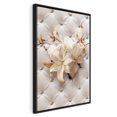 Diamond lilies vertical – svart ram. Crèmefärgade liljor ligger över ett tryckt, ljust rutmönster med knapp- och diamantliknande detaljer.