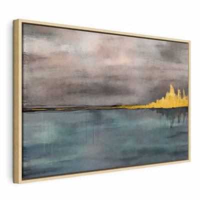 Golden city wide – naturfärgad ram. En tunn guldfärgad stadssilhuett sträcker sig över blågrått vatten under en stor, disig grå himmel.