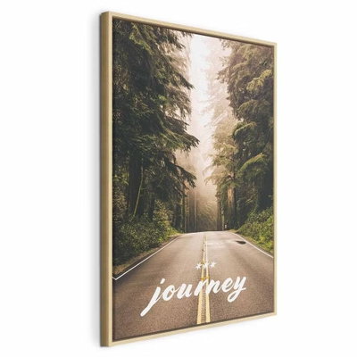 Journey into the unknown – naturfärgad ram. En väg leder mellan höga mörka barrträd mot ljust dis, med en vit textdetalj nedtill.
