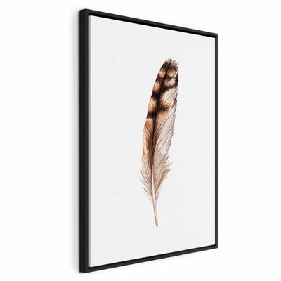 Magic feather vertical – svart ram. En ensam brun fjäder med tunna ljusa detaljer ligger mot en vit bakgrund.