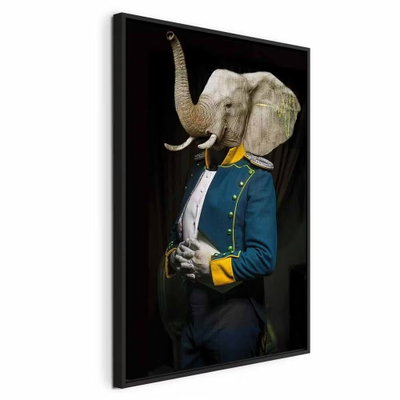 Audience vertical – svart ram. En elefant med upplyft snabel bär en mörkblå rock med guldfärgade detaljer och vita handskar mot svart.