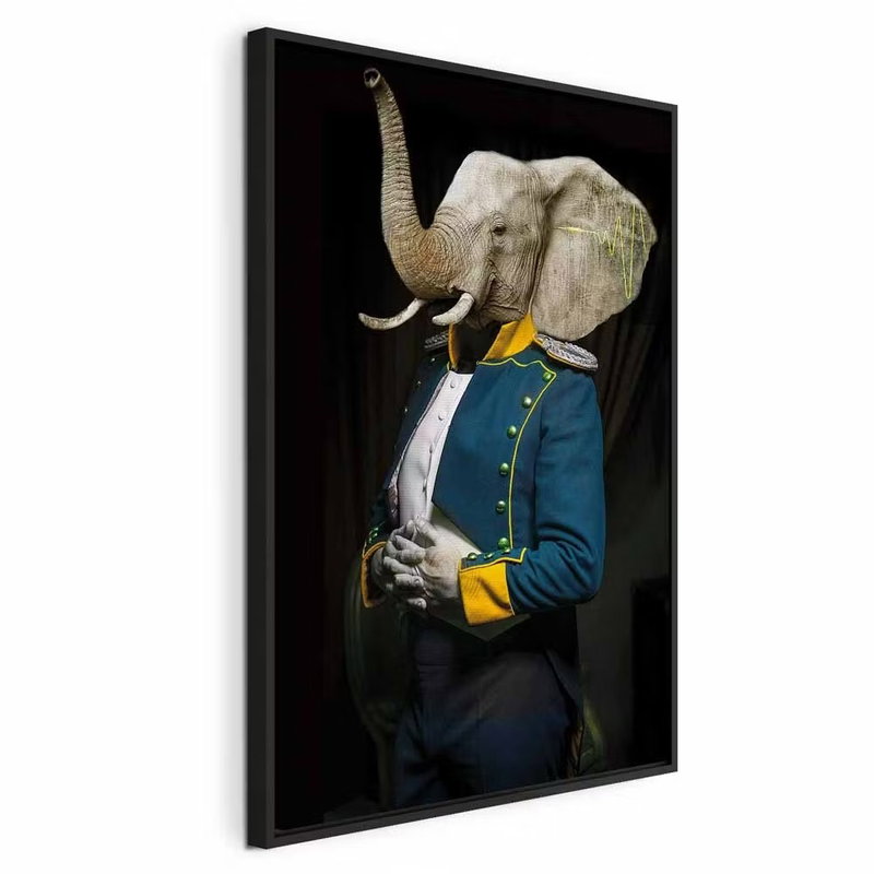 Audience vertical – svart ram. En elefant med upplyft snabel bär en mörkblå rock med guldfärgade detaljer och vita handskar mot svart.