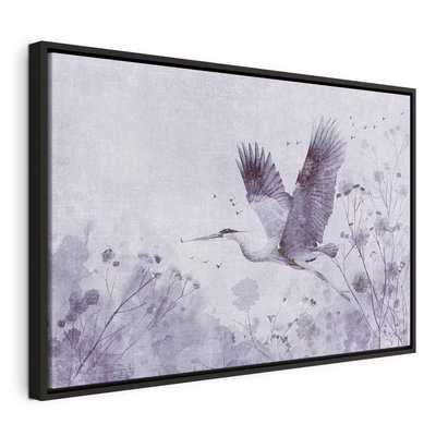 Majestic flight a crane in – svart ram. En långvingad fågel flyger bland tunna blomkonturer i ljusa grå och violetta toner.
