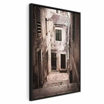 Retro alley vertical – svart ram. En smal stengränd med trappsteg leder mellan gamla fasader och mörka fönsterluckor.