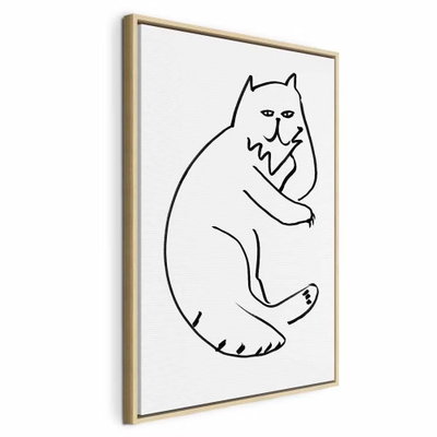 Cat relaxing vertical – naturfärgad ram. En sittande katt med böjd tass och lätt lutat huvud tecknas med enkla svarta konturer på vitt.