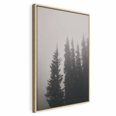 Smell of forest fog vertical – naturfärgad ram. Mörka grantoppar försvinner upp i en stor, ljusgrå dimmig yta.