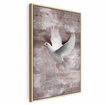 Love in flight vertical – naturfärgad ram. En vit fågel med utbredda vingar framträder mot en mjukt strukturerad, rosa och grå bakgrund.