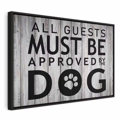 All guests must be approved – svart ram. Texten ALL GUESTS MUST BE APPROVED BY THE DOG återges i stora svarta bokstäver över ljusa, tryckta träbrädor.