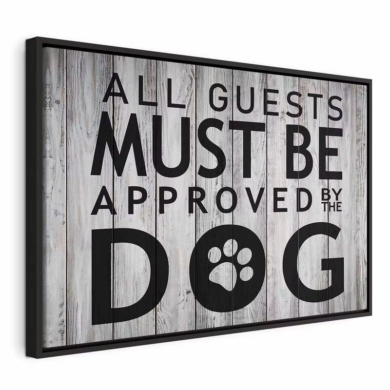All guests must be approved – svart ram. Texten ALL GUESTS MUST BE APPROVED BY THE DOG återges i stora svarta bokstäver över ljusa, tryckta träbrädor.