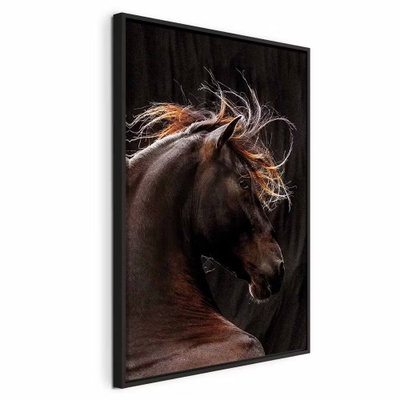 Fiery wind vertical – svart ram. En mörk häst sänker huvudet medan manens bruna och ljusa strån fångar ljuset mot svart bakgrund.