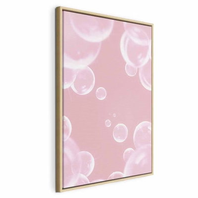 Subtle breeze vertical – naturfärgad ram. Genomskinligt återgivna, vita bubblor svävar över en blekt rosa bakgrund.