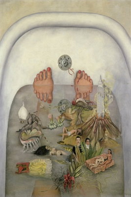 Frida kahlo what the water – motivvy. Fötter syns vid ett badkars övre kant medan små figurer, växter och föremål fyller vattnets bildvärld.