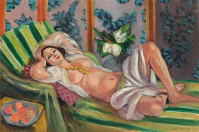 Henri matisse reclining – motivvy. En vilande kvinna på en grönrandig divan omges av starka orange, blå och gröna mönsterfält.