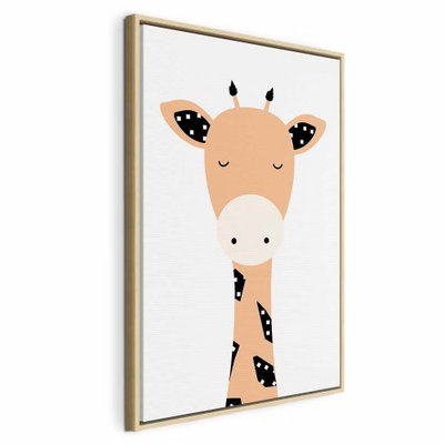 Funny giraffe vertical – naturfärgad ram. Ett långt, ljust orange giraffhuvud med slutna ögon och svarta fläckar sträcker sig uppåt mot vitt.