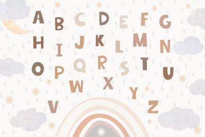 Letters above the rainbow – motivvy. Bokstäver i mjuka jordfärger ligger över små moln och en pastellregnbåge på en ljus botten.