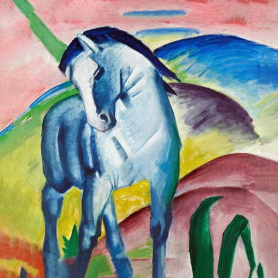 Kvadratisk motivförlaga för Franz marc - blue horse: En blå häst står med böjt huvud framför rundade färgfält i grönt, gult, rosa och blått.