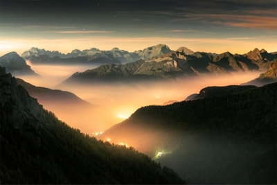 Mountain breath wide third – motivvy. Skogsklädda berg omger en dal där varmt ljus och dimma ligger lågt mellan höjderna.