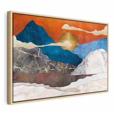 Mountain idyll wide – naturfärgad ram. Blå, grå och vita bergsformer möter en rund sol och en varm orange himmel i ett stiliserat motiv.