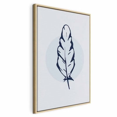 Blue feather vertical – naturfärgad ram. En enkel mörkblå fjäderkontur ligger över en blekt blå rund form mot en mycket ljus bakgrund.
