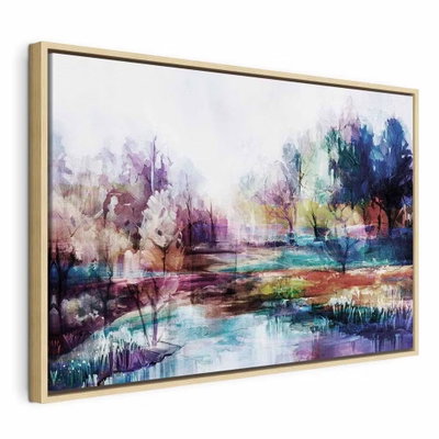 World in paints wide – naturfärgad ram. Träd och vatten återges med färgfält i blått, violett, grönt och rosa i en bred landskapsbild.