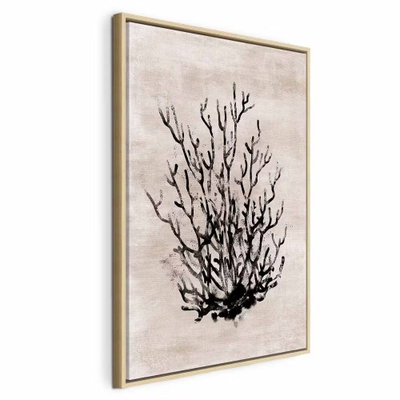 Water bush vertical – naturfärgad ram. En mörk, koralliknande buskform breder ut sina tunna grenar över en beige pappersliknande botten.