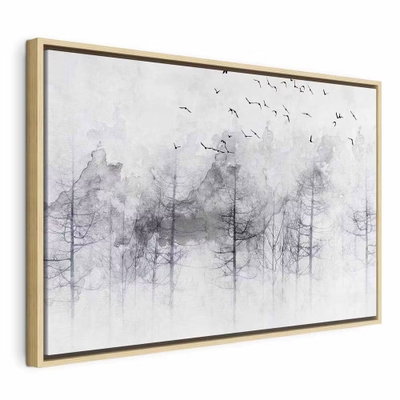 Winter forest wide – naturfärgad ram. Tunna grå trädstammar möter ljus snö och blekblå skiftningar i en bred vintervy.