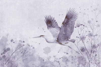Majestic flight a crane in – motivvy. En långvingad fågel flyger bland tunna blomkonturer i ljusa grå och violetta toner.