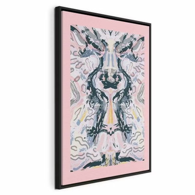 Rorschacha mantra vertical – svart ram. Speglade linjer och färgfläckar i blågrönt, rosa och ljusgrått bildar ett symmetriskt mönster inom en rosa bård.