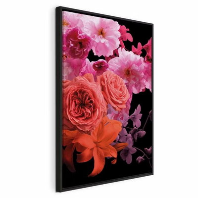 Spring breeze vertical – svart ram. Stora rosa, röda och orange blommor fyller en mörk bakgrund med små gröna och violetta detaljer.