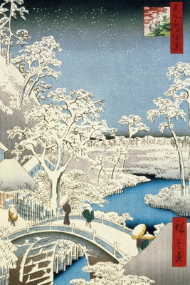 Utagawa hiroshige drum – motivvy. En bro med snö möter blått vatten, mörka träd och små gestalter i ett japanskt bildmotiv.