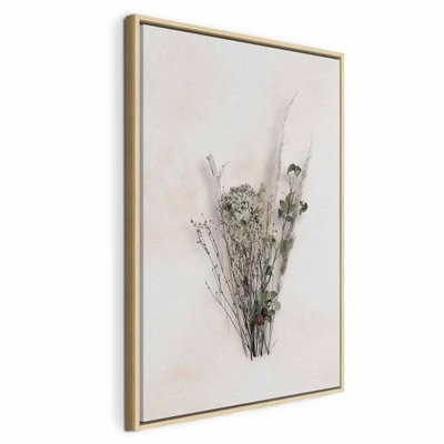 Autumn bouquet vertical – naturfärgad ram. En smal bukett av tunna grenar, små gröna blad och ljusa ax ligger på en nästan vit bildyta.