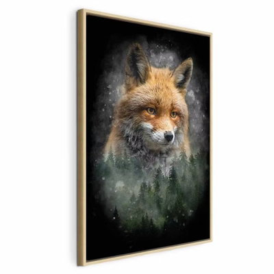 Forest life vertical – naturfärgad ram. Ett orange rävansikte framträder ur en mörk komposition med dimma, små ljuspunkter och trädliknande former.