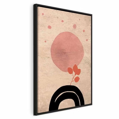 Circular bridge vertical – svart ram. En stor dämpat rosa solskiva och en liten röd växtform ligger ovan en tjock svart båge på beige.