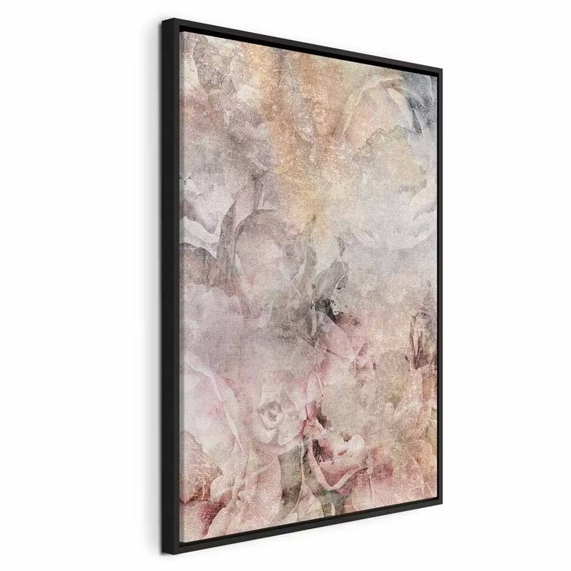 Nostalgic bouquet vertical – svart ram. Ljusa blomformer i grått, beige och blekt rosa överlappar varandra med ett mjukt, målat uttryck.