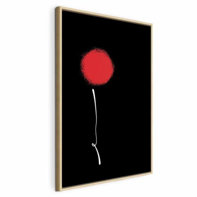 Minimalist flower vertical – naturfärgad ram. En rund röd blomform på en tunn ljus stjälk står ensam mot en svart bakgrund.
